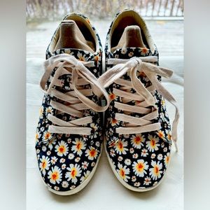 Tao’s Daisy print sneakers size 71/2
